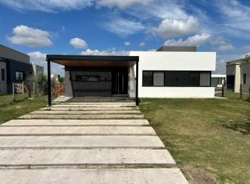 Casa · 170m² · 4 Ambientes · 2 Cocheras · Casa a Estrenar en Alquiler, Barrio San Felipe, 4 Ambientes