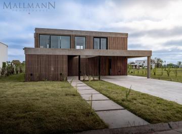 Casa · 277m² · 6 Ambientes · 2 Cocheras · Venta Casa 6 Ambientes Vista Interna con Financiamiento en Tilbury, Pilará