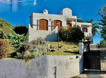 Casa · 240m² · 6 Ambientes · 3 Cocheras · Venta Casa 4 Dorm., 3 Baños, Pileta. Barrio Malvinas, Carlos Paz