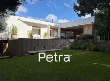 Casa · 220m² · 6 Ambientes · Casa en Venta en Costa Esmeralda. Residencial II