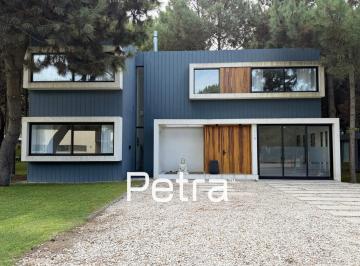 Casa · 200m² · 5 Ambientes · 1 Cochera · Casa en Venta en Costa Esmeralda con Garaje Cubierto
