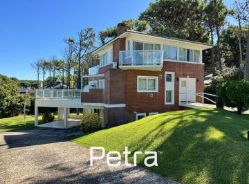 Casa · 230m² · 6 Ambientes · 1 Cochera · Casa en Venta en Pinamar 200 m del Mar