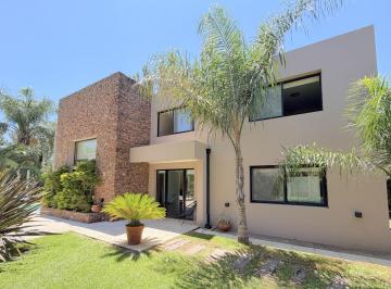 Departamento · 435m² · 8 Ambientes · 2 Cocheras · Venta Casa de Cinco Dorm. con Quincho con Parrillero y Pileta. Kentucky, Funes