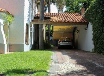 Casa · 180m² · 7 Ambientes · 4 Cocheras · Casa en Alberdi 3 Dorm., Jardin, Cocheras.