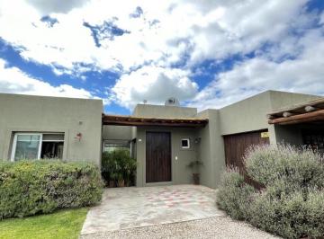 Casa · 164m² · 5 Ambientes · Casa en Venta en Costa Esmeralda Barrio Deportivo 4 Dorm. con Parque y Parrilla