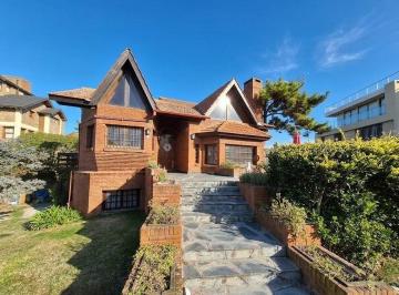 Casa · 250m² · 6 Ambientes · 1 Cochera · Casa en Venta Pinamar Norte a 100 m del Mar 4 Dorm. con Parque