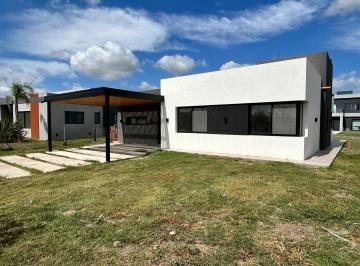 Casa · 170m² · 4 Ambientes · 2 Cocheras · Casa a Estrenar en Venta Barrio San Felipe, 4 Ambientes