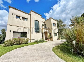 Casa · 223m² · 5 Ambientes · 2 Cocheras · Venta de Casa en El Barrio Cerrado La Candida, club de Campo