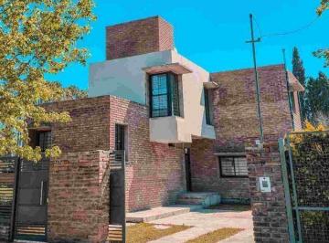 Casa · 141m² · 4 Ambientes · 1 Cochera · Venta | Permuta - Casa a Estrenar 3 Dorm. Roldán