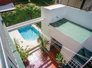 Casa · 200m² · 5 Ambientes · 2 Cocheras · Casa en Venta de 4 Dorm. con Cochera, Jardín y Pileta