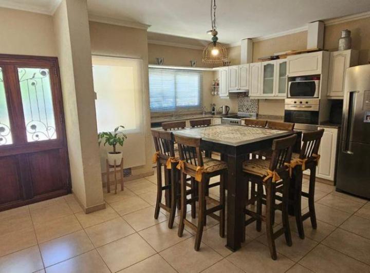 Casa · 240m² · 1 Ambiente · 2 Cocheras