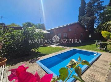 Casa · 136m² · 4 Ambientes · 4 Cocheras · Venta de Casa 4 Ambientes en Castelar Sur, Castelar