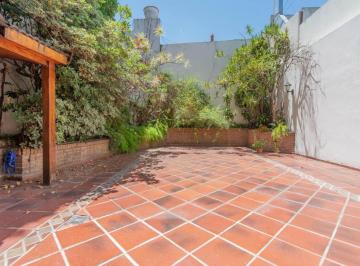 Casa de 9 ambientes, Parque Chacabuco · Casa Triplex, con 475 m² - 5 Dorm. en Venta, Parque Chacabuco