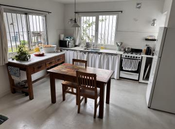 Casa de 4 ambientes, San Isidro · Impecable Casa en Una Planta, Divina Rodeada de Verde!