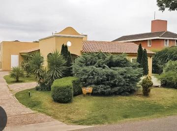 Casa · 250m² · 5 Ambientes · 4 Cocheras · Casa en Venta de 3 Dorm., Una Planta, Apto Crédito - Country San Isidro