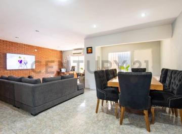 Casa · 230m² · 5 Ambientes · 2 Cocheras · Casa en Venta en La Plata