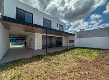 Casa · 252m² · 3 Dormitorios · 2 Cocheras · Casa en Venta 3 Dorm Rincones de Manantiales