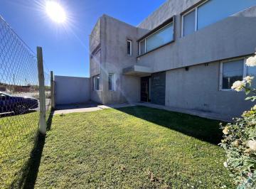 Casa · 126m² · 2 Dormitorios · Casa en Barrio Las Lilas, Plottier