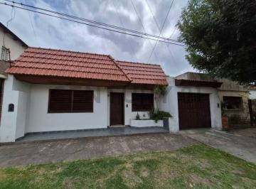 Casa · 100m² · 5 Ambientes · 1 Cochera · Casa en Venta en Barrio Los Hornos – Excelente Estado - Tres Dorm.