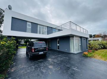 Casa · 235m² · 5 Ambientes · Casa en Arenas del Sur