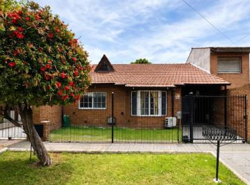 Casa · 177m² · 5 Ambientes · 1 Cochera · Chalet 5 Amb C/cochera y Fondo Libre en Ituzaingo Norte Apto Credito