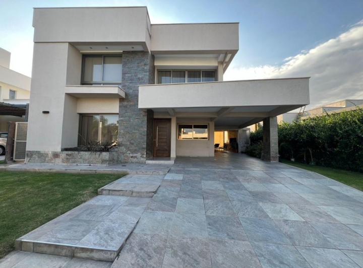 Casa · 360m² · 6 Ambientes · 4 Cocheras