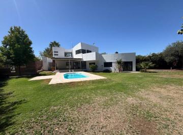 Casa de 9 ambientes, Chacras de Coria · Exclusiva Casa en Chacras de Coria– 1.060 m² de Terreno