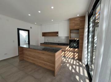 Casa de 3 ambientes, La Plata · Casa a Estrenar en Gorina | 2 Dorm., Jardín, Parrilla y Posibilidad de Financiación