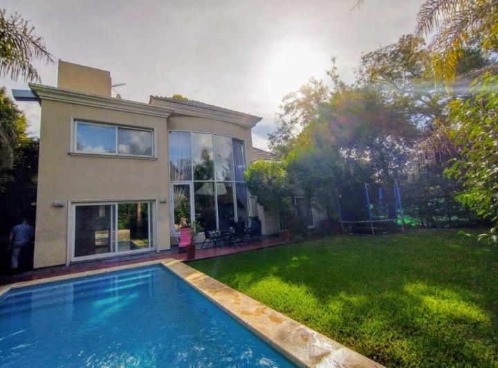Casa · 350m² · 10 Ambientes · 2 Cocheras