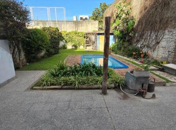 Casa de 6 ambientes, Hurlingham · Oportunidad Venta en Bloque/ 2 Casas en Lote Propio con Pileta