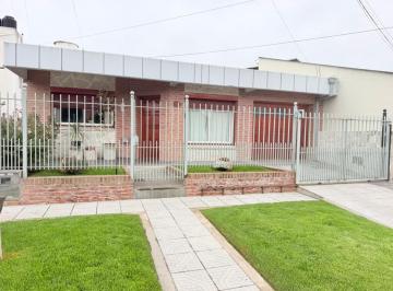 Casa · 180m² · 3 Ambientes · 1 Cochera · Chalet 3 Ambientes con Garage, Quincho y Amplio Patio - Termas Huinco - Apto Credito