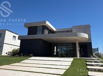Casa · 245m² · 7 Ambientes · 2 Cocheras · Casa en Venta | 7 Ambientes | Pileta y Golf | a Estrenar | Cochera Doble | Pilara La Calesa