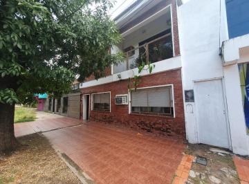 Casa · 200m² · 4 Ambientes · 1 Cochera · Excelente Casa de 2 Pisos Zona Universidades