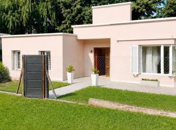 Casa · 96m² · 4 Ambientes · 1 Cochera · Hermosa Casa en Venta en San Antonio de Arredondo