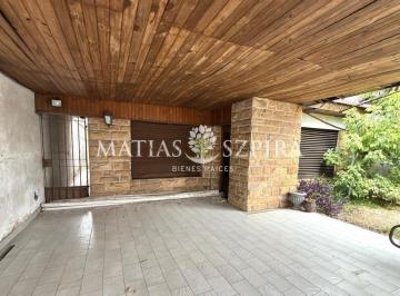 Casa · 210m² · 4 Ambientes · 1 Cochera · Casa en Venta 4 Ambientes a Refaccionar en Castelar