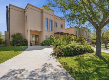 Casa · 182m² · 4 Ambientes · 2 Cocheras · Venta Casa en El Canton con Pileta Lote Interno