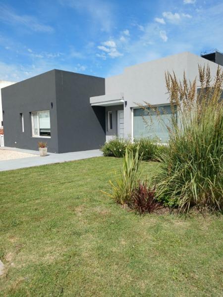 Casa 4 amb, 600m² con piscina y cochera — Barrio Privado Tierras del Mar