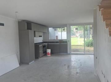 Casa · 139m² · 5 Ambientes · 2 Cocheras · Casa Venta en Housing Las Veras Duplex de 2 Dorm. con Patio Valle Escondido