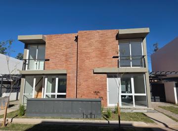 Casa · 139m² · 5 Ambientes · 2 Cocheras · Casa Venta en Housing Las Veras Duplex de 2 Dorm. con Patio Valle Escondido