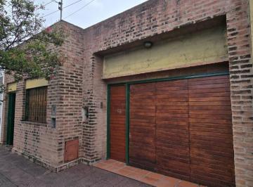 Casa · 256m² · 5 Ambientes · 1 Cochera · Vendo Casa 2 Dorm + 2 Oficinas en Guemes! Residencial o Comercial!