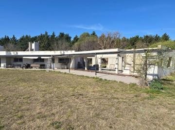Casa · 185m² · 3 Ambientes · 2 Cocheras · Vendo Casa a Terminar en Campos del Virrey!8400 m² Terreno!