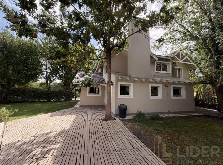 Casa · 255m² · 5 Ambientes · 2 Cocheras