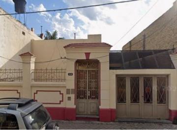 Casa · 180m² · 4 Ambientes · 2 Cocheras · Venta - Casa Al Frente a Reciclar, Barrio Belgrano, Rosario.