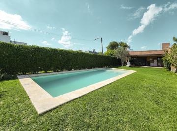 Casa · 135m² · 6 Ambientes · 2 Cocheras · Casa de 2 Dorm. con Gran Jardín y Pileta en Fisherton