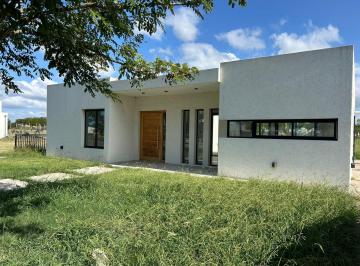 Casa · 130m² · 3 Ambientes · 3 Cocheras · Casa en San Sebastian, Area 11 con Pileta.