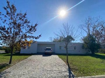 Casa · 150m² · 4 Ambientes · 1 Cochera · Casa en Venta Ubicado en San Matias, Escobar y Alrededores