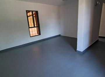 Casa · 112m² · 8 Ambientes · 1 Cochera · Venta de Casa Duplex en Villa Cabrera con 4 Dorm. y Escritura Apto Crédito