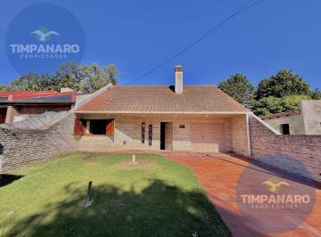 Casa · 146m² · 4 Ambientes · 1 Cochera · Chalet en Venta en Santa Clara del Mar – 3 Dorm. Quincho | Lote 380 m²