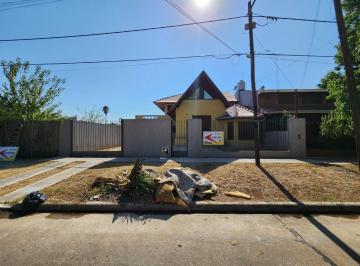 Casa · 500m² · 6 Ambientes · 1 Cochera · Casa en Venta o Alquiler a 4 Cuadras de Av Espora!