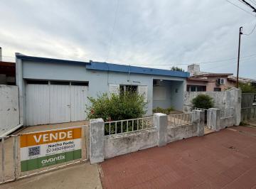Casa · 3 Ambientes · 1 Cochera · Casa con Gran Terreno en Barrio Los Nogales